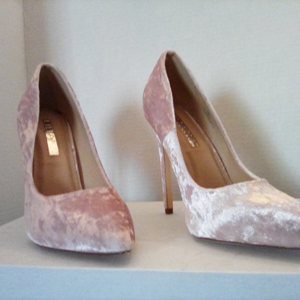 Size 8 Liliana pink velvet heels